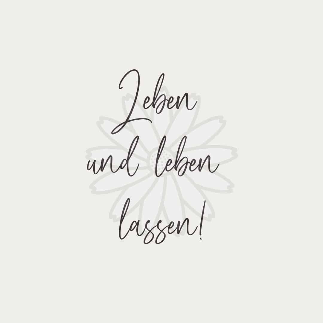 Das Leben ist so kurz und kann in jedem Moment eine ungeahnte Wendung nehmen.
Daher habe ich für mich schon lange entschieden, dass ich mein Leben nach meinen Vorstellungen und Werten lebe und genieße, und nicht nach den Vorstellungen und Wünschen anderer. Und so lebe ich, wie es mir gefällt.
Umgebe mich mit Menschen, die mich nähren, schätzen, mein Herz zum schwingen bringen, mich umarmen und ihre Freiheit nicht nur im Geiste leben.
Alles andere ist verlorene Lebenszeit.
Dazu gehört auch meine anstehende Reise nach Italien und Sizilien, die ich in ein pasr Tagen starte.
Ich fahre im WoMo 🚐 mit Zabou meinem blinden Hund 🐕🦺 und freue mich auf diese persönlich Challenge.
Unterwegs werde ich auf einer Fortbildung viele "Ölis" treffen, und später auf Sizilien genieße ich dann während meiner Reise 4 Tage in einem schönen 4*Hotel, besuche eine Destillerie und treffe hier wieder "Ölis", die, wie ich, diese 4 Tage gewonnen habe.
Ich bin unfassbar dankbar 🙏 für solche Möglichkeiten, die ich mir durch meine Arbeit mit ätherischen Ölen von doTERRA geschaffen habe.
Meine Reise und meine Inspirationen daraus werde ich mit dir teilen. Wenn du magst, folge mir:
https://rpb.li/xNQ
und lass dich inspirieren von meinen Eindrücken.
❤️liche Grüße Lena
#Challenge #my_life #doTERRA #work_and_travel #WoMo #my_blind_dog